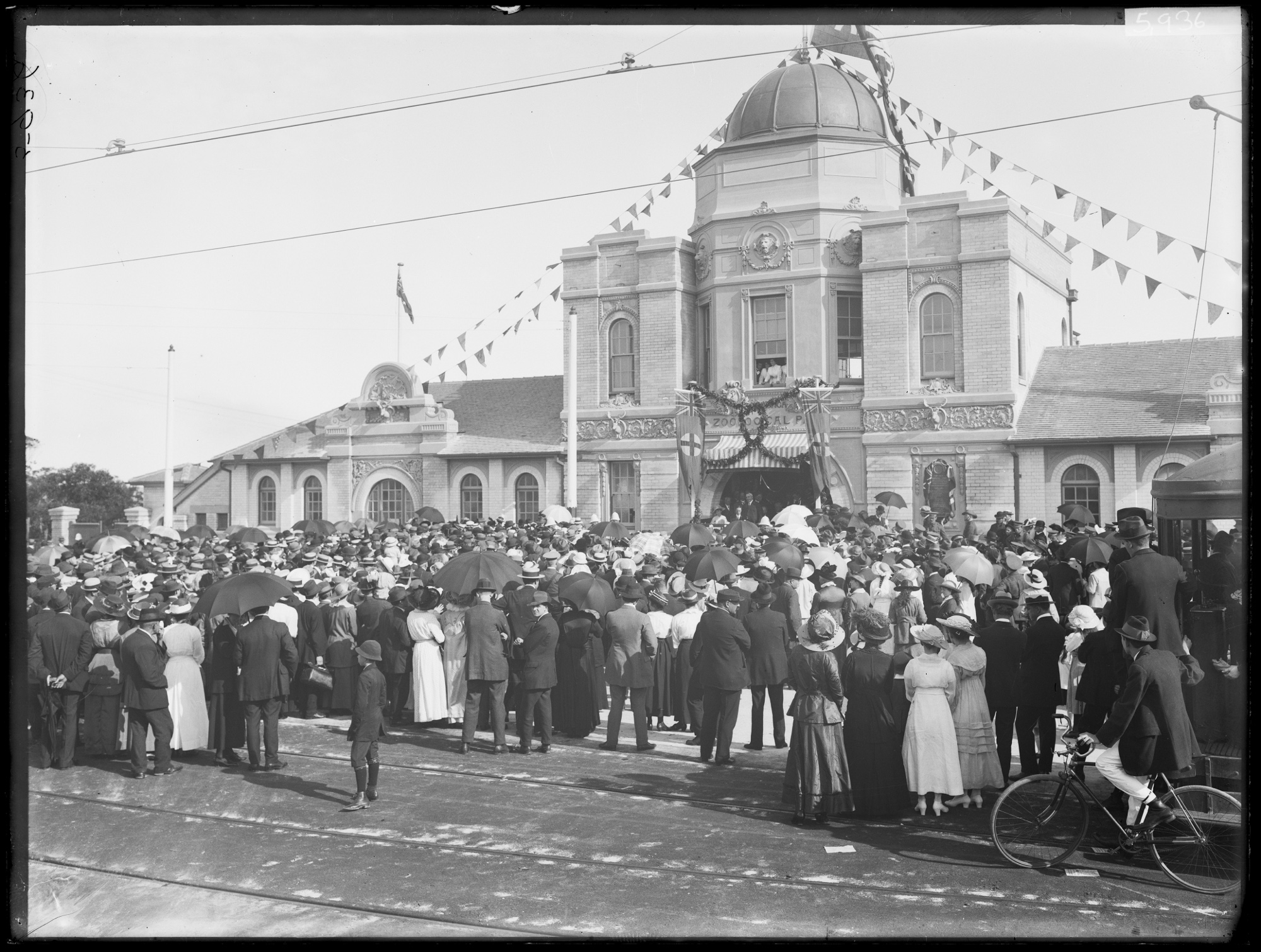 Visitors at the entrance gates, Taronga Zoological Park, dated October 1916. The Zoo officially opened on 7 October 1916. Digital ID NRS4481_ST5936P