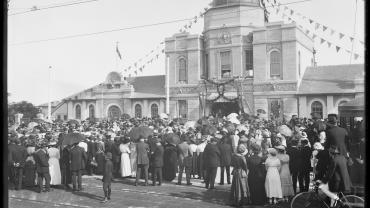 Visitors at the entrance gates, Taronga Zoological Park
