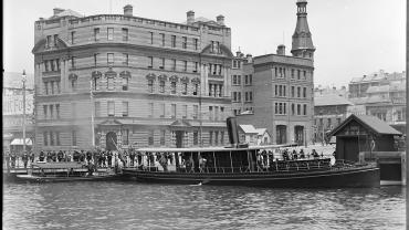 'Lady Hopetoun' docked at Commissioners Steps in front of the Sydney Harbour Trust building