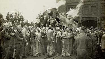 Staff from the Eveleigh workshops standing in front of a C3806 locomotive as it prepares for a trial trip. Digital ID 17420_a014_a014000222 Staff from the Eveleigh workshops standing in front of a C3806 locomotive as it prepares for a trial trip. Digital ID 17420_a014_a014000222