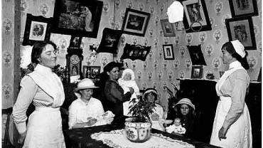 Nurses and mothers with babies at Newtown Baby Clinic, c.1914. Digital ID 4873_a004_a004000003r Nurses and mothers with babies at Newtown Baby Clinic, c.1914. Digital ID 4873_a004_a004000003r