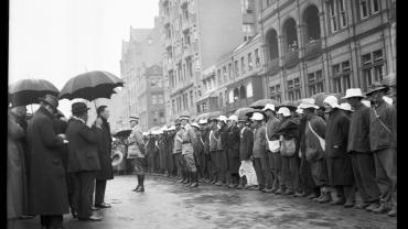 Premier Holman (under umbrella) addresses the Waratahs, Macquarie Street, Sydney, 17 December 1915. NRS 4481, MS3658