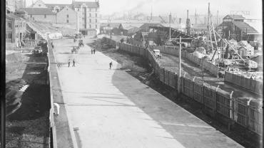 View of Hickson Road old and new. To the left is the Grafton Bond building formerly old Sydney Gas Works, 1923. Digital ID 9856_2017_2017000269 View of Hickson Road old and new. To the left is the Grafton Bond building formerly old Sydney Gas Works, 1923. Digital ID 9856_2017_2017000269