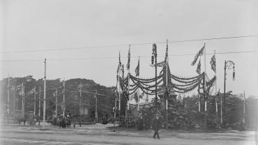 Decorations in Queens Square celebrating the US Fleet NRS-18526-1-1-[1_50]-31